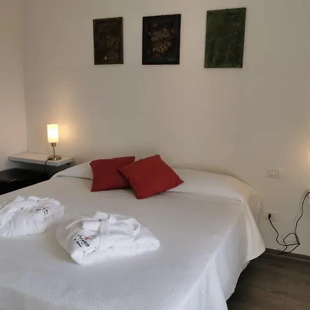 לינה וארוחת בוקר Samaro - Bassacutena